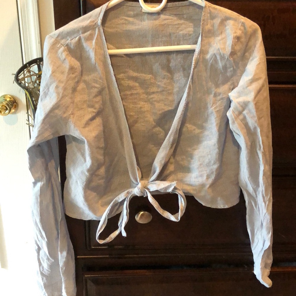 Tie front long sleeve cropped top
